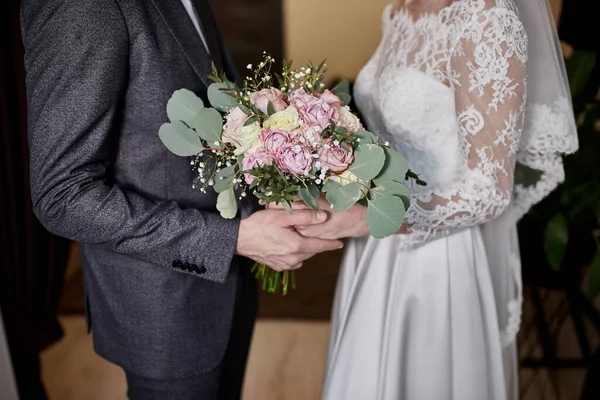 Νύφη Κρατώντας Ένα Γαμήλιο Μπουκέτο Στα Χέρια Στέκεται Κοντά Στον — Φωτογραφία Αρχείου