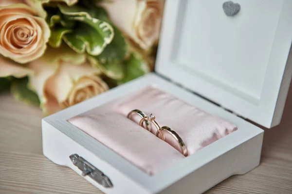 Anéis Casamento Jazem Uma Bela Caixa Com Flores Como Acessórios — Fotografia de Stock