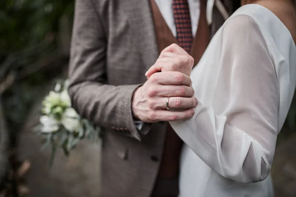 Noiva Noivo Mãos Dadas Livre Tema Casamento — Fotografia de Stock