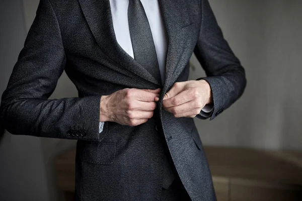ビジネスマンはジャケットを着て男性の手を閉じて結婚式の前に朝に準備をする新郎 — ストック写真