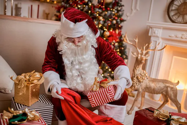 Санта Клаус Кладет Подарки Свою Большую Красную Сумку Пожелать Детям — стоковое фото