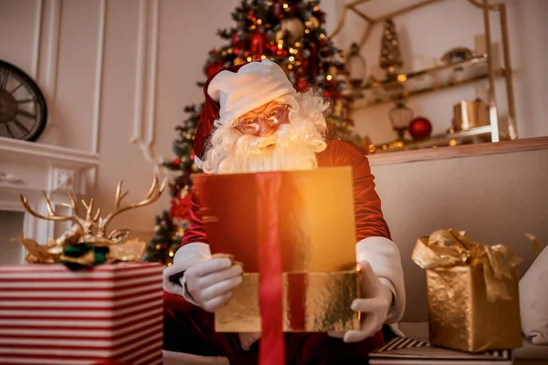 Sorpreso Babbo Natale Con Magico Regalo Luminoso Vicino Bellissimo Albero — Foto Stock