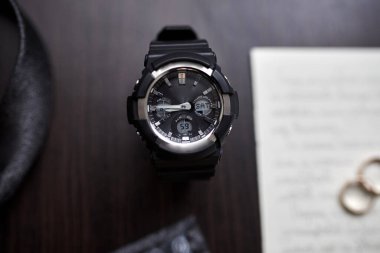 Bir iş adamının farklı aksesuarları ahşap bir arka planda yatar.