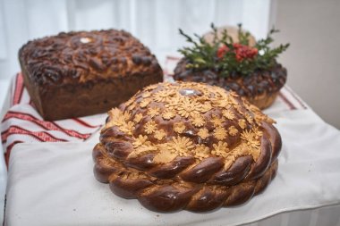 Geleneksel düğün Ukrayna ekmek Korovai çiçeklerle