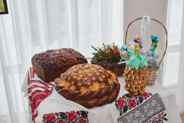 Geleneksel düğün Ukrayna ekmek Korovai çiçeklerle