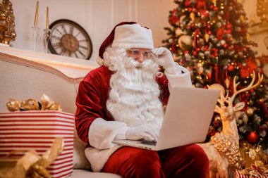 Noel Baba evinde oturuyor ve dizüstü bilgisayarında Noel 'le e-posta okuyor. Şöminenin yanında bir dilek listesi ve hediyeli bir ağaç istiyor. Yeni yıl ve Mutlu Noeller 