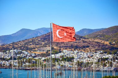 Ege Denizi manzarası, Bodrum Şatosu, Türkiye 'den geleneksel beyaz evler marinası