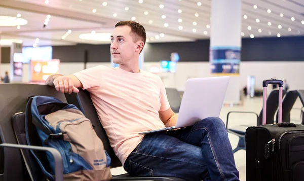 Homem Negócios Viajante Europeu Passageiro Com Smartphone Laptop Mão Está — Fotografia de Stock