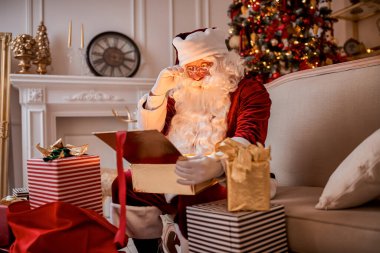 Güzel Noel ağacının yanında sihirli bir hediyeyle sürpriz Noel Baba. Yeni yıl ve Mutlu Noeller, Mutlu Noeller konsepti