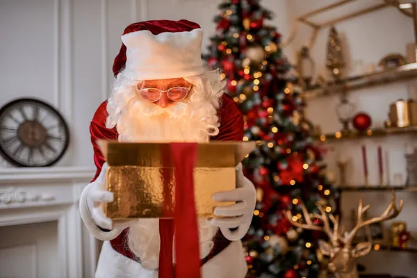 Sorprendido Santa Claus Con Regalo Brillante Mágico Cerca Hermoso Árbol — Foto de Stock