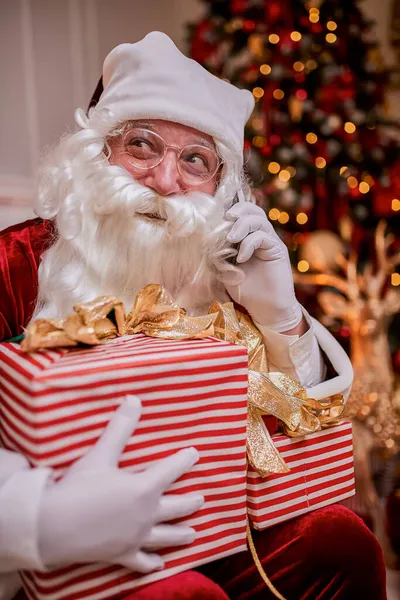 Santa Claus Sentado Sofá Hablando Por Teléfono Móvil Cerca Chimenea — Foto de Stock
