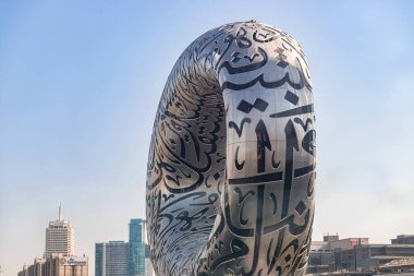 DUBAI / United Arab Emirates-8 / 11 / 2021 - Dubai şehir merkezindeki Gelecek Yeni Cazibe Müzesi ExPO 2020 için inşa edildi, Dış yüzeyinde Arapça şiirler bulunan inanılmaz Modern Mimari Tasarımı