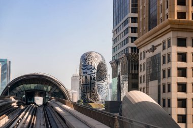DUBAI / United Arab Emirates-8 / 11 / 2021 - Dubai şehir merkezindeki Gelecek Yeni Cazibe Müzesi ExPO 2020 için inşa edildi, Dış yüzeyinde Arapça şiirler bulunan inanılmaz Modern Mimari Tasarımı