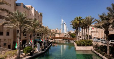 Dubai, BAE - 13 Kasım 2021: Dubai 'deki Madinat Jumeirah' dan Burj Al Arab otelinin manzarası. Lüks modern mimari ve turizm konsepti.