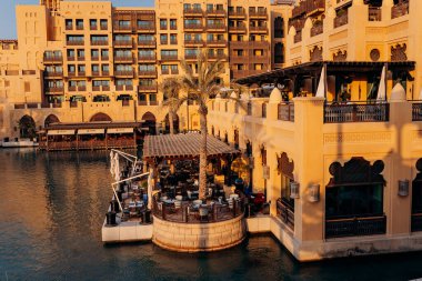 DUBAI, BAE - NOVEMBER 04, 2021: Madinat Jumeirah, Dubai 'de beş yıldızlı oteller, süslü çarşılar ve günbatımında lüks restoranlardan oluşan bir Arap mini şehridir.