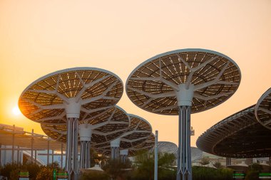 Dubai, Birleşik Arap Emirlikleri - 06 Kasım 2021: Terra Sürdürülebilirlik Pavyonu, EXPO 2020 'de gün batımında Birleşik Arap Emirlikleri' nde. Gelecekçi güneş panelleri