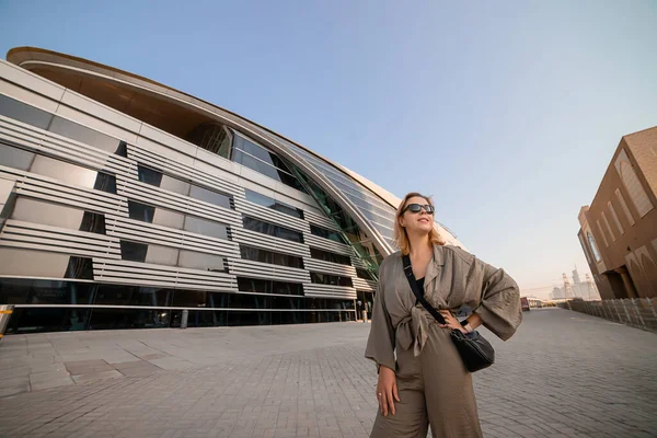 Turista Feminino Com Estação Metrô Fundo Dubai Emirados Árabes Unidos — Fotografia de Stock
