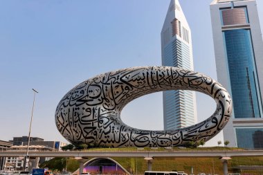 DUBAI / United Arab Emirates-8 / 11 / 2021 - Dubai şehir merkezindeki Gelecek Yeni Cazibe Müzesi ExPO 2020 için inşa edildi, Dış yüzeyinde Arapça şiirler bulunan inanılmaz Modern Mimari Tasarımı