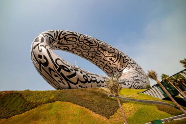 DUBAI / United Arab Emirates-8 / 11 / 2021 - Dubai şehir merkezindeki Gelecek Yeni Cazibe Müzesi ExPO 2020 için inşa edildi, Dış yüzeyinde Arapça şiirler bulunan inanılmaz Modern Mimari Tasarımı