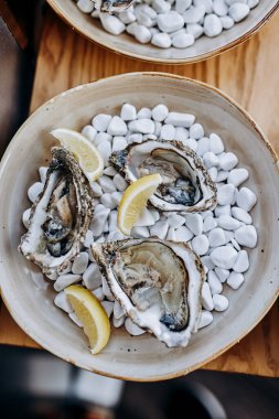 Limonla servis edilen taze istiridye.