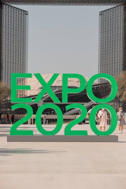 Dubai, Birleşik Arap Emirlikleri - Kasım 06, 2021: Birleşik Arap Emirlikleri 'nde ExPO 2020 Terra Sürdürülebilirlik Pavyonu' nun giriş kapısı. Yeşil Logo işareti EXPO 2020