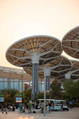 Dubai, Birleşik Arap Emirlikleri - 06 Kasım 2021: Terra Sürdürülebilirlik Pavyonu, EXPO 2020 'de gün batımında Birleşik Arap Emirlikleri' nde. Gelecekçi güneş panelleri