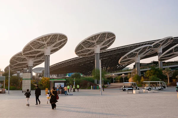 ドバイ アラブ首長国連邦 2021年11月6日 アラブ首長国連邦の日没時のExpo 2020におけるテラ サステナビリティ パビリオン 未来型太陽電池パネル — ストック写真