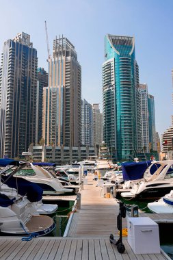 Dubai, BAE - Kasım 06, 2021: Lüks Dubai Marina gökdelenleri, güzel güneşli bir sabah, Birleşik Arap Emirlikleri