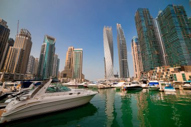 Dubai, BAE - Kasım 06, 2021: Lüks Dubai Marina gökdelenleri, güzel güneşli bir sabah, Birleşik Arap Emirlikleri