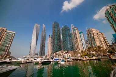 Dubai, BAE - Kasım 06, 2021: Lüks Dubai Marina gökdelenleri, güzel güneşli bir sabah, Birleşik Arap Emirlikleri