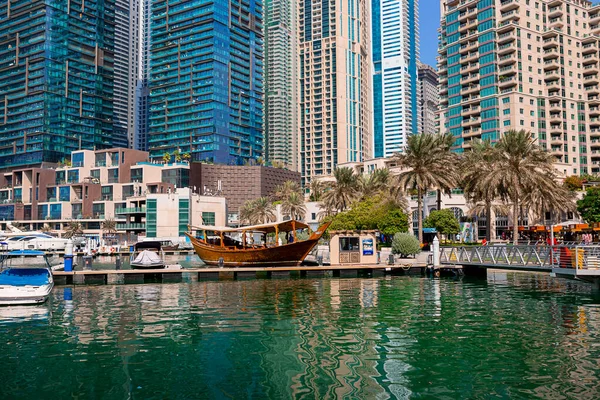 Dubai Uae November 2021 Luxury Dubai Marina Skyscrapers Cruise Boat — Stock Photo, Image