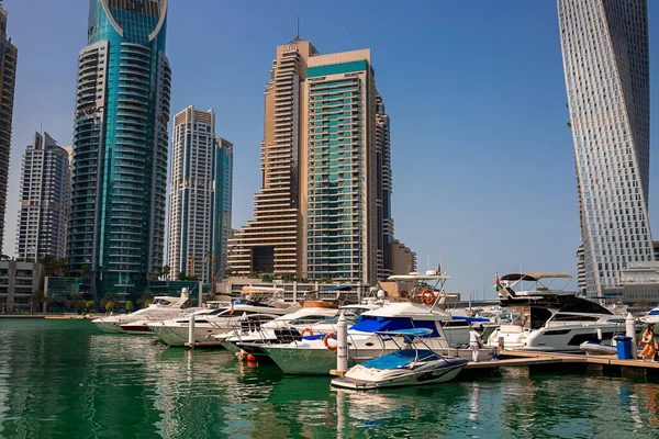 Dubai, BAE - Kasım 06, 2021: Lüks Dubai Marina gökdelenleri, güzel güneşli bir sabah, Birleşik Arap Emirlikleri