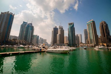 Dubai, BAE - Kasım 06, 2021: Lüks Dubai Marina gökdelenleri, güzel güneşli bir sabah, Birleşik Arap Emirlikleri