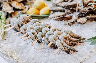 Taze karides balık dükkanında buzda yatıyor.