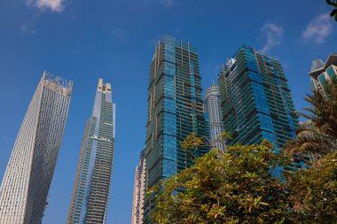 Dubai, BAE - Kasım 06, 2021: Birleşik Arap Emirlikleri 'ndeki lüks Dubai Marina gökdelenleri