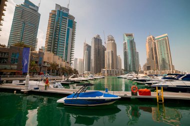 Dubai, BAE - Kasım 06, 2021: Lüks Dubai Marina gökdelenleri, güzel güneşli bir sabah, Birleşik Arap Emirlikleri