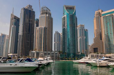Dubai, BAE - Kasım 06, 2021: Lüks Dubai Marina gökdelenleri, güzel güneşli bir sabah, Birleşik Arap Emirlikleri