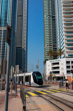 Dubai, BAE - 06 Kasım 2021: Dubai Tramvay toplu taşıma taşımacılık trafiği Dubai, BAE 'deki Marina Kuleleri istasyonunda.