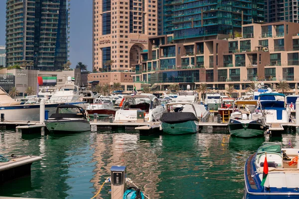 Dubai, BAE - Kasım 06, 2021: Lüks Dubai Marina gökdelenleri, güzel güneşli bir sabah, Birleşik Arap Emirlikleri