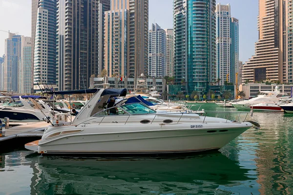 Dubai, BAE - Kasım 06, 2021: Lüks Dubai Marina gökdelenleri, güzel güneşli bir sabah, Birleşik Arap Emirlikleri
