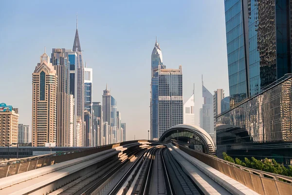 Dubai Emirados Árabes Unidos Novembro 2021 Metrô Dubai Fundo Arranha — Fotografia de Stock