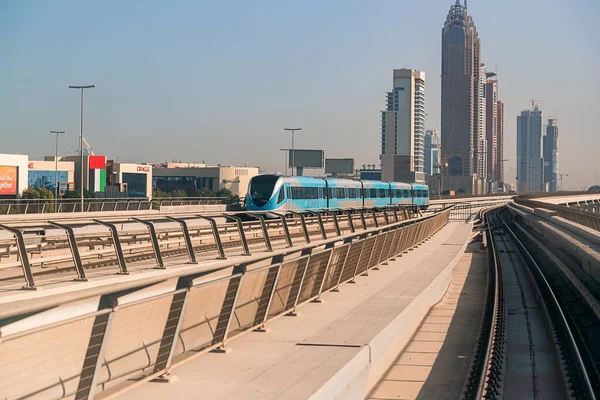 Dubái Emiratos Árabes Unidos Noviembre 2021 Tren Metro Dubái Sobre —  Fotos de Stock