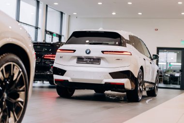 Vinnitsa, Ukrayna - 14 Ocak 2022. BMW IX - yeni model elektrikli SUV araba sunumu sergi odasında - arka görünüm