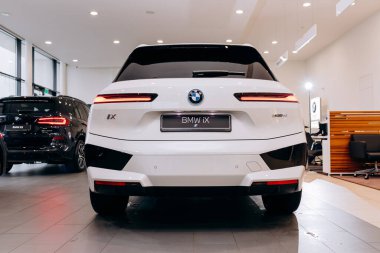 Vinnitsa, Ukrayna - 14 Ocak 2022. BMW IX - yeni model elektrikli SUV araba sunumu sergi odasında - arka görünüm