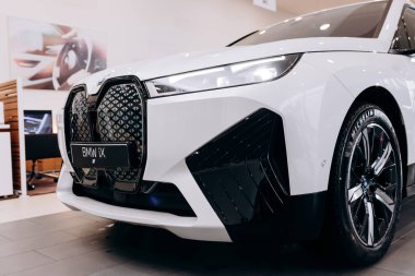 Vinnitsa, Ukrayna - 14 Ocak 2022. BMW IX - yeni model tüm elektrikli SUV araba sunumu sergi salonunda - far