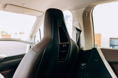 Vinnitsa, Ukrayna - 14 Ocak 2022. BMW IX - yeni model elektrikli SUV araba tanıtımı - showroom - koltuk