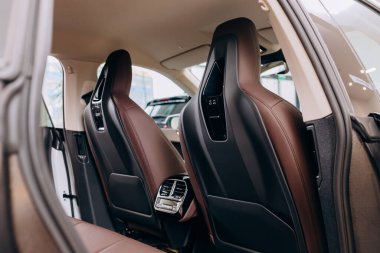 Vinnitsa, Ukrayna - 14 Ocak 2022. BMW IX - yeni model tüm elektrikli SUV araba sunumu sergi salonunda - iç mekanda