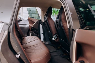 Vinnitsa, Ukrayna - 14 Ocak 2022. BMW IX - yeni model tüm elektrikli SUV araba sunumu sergi salonunda - iç mekanda
