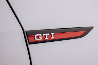 Vinnitsa, Ukrayna - Haziran 01, 2021. Volkswagen Golf 8 GTI - Showroom 'da yeni model araba sunumu - logo