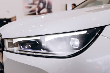 Vinnitsa, Ukrayna - 14 Ocak 2022. BMW IX - yeni model tüm elektrikli SUV araba sunumu sergi salonunda - far